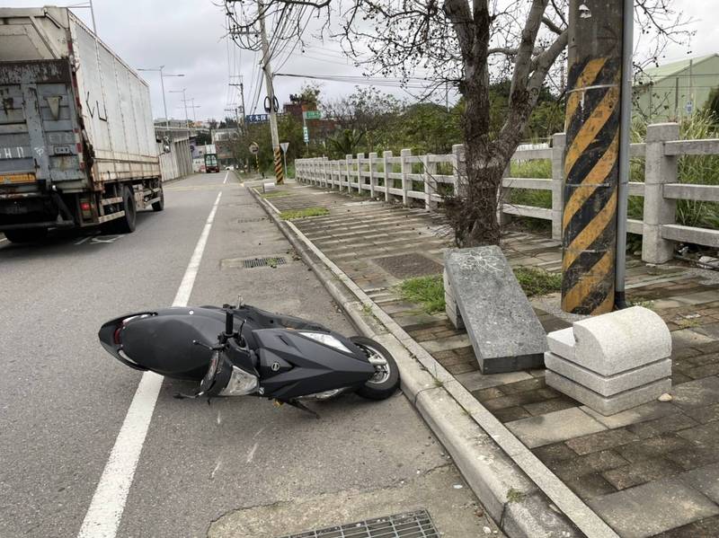 新竹縣湖口鄉今天傳出一起重大車禍，2名18歲少年共騎機車不明原因撞電桿，造成1死1傷的憾事！（記者廖雪茹翻攝）