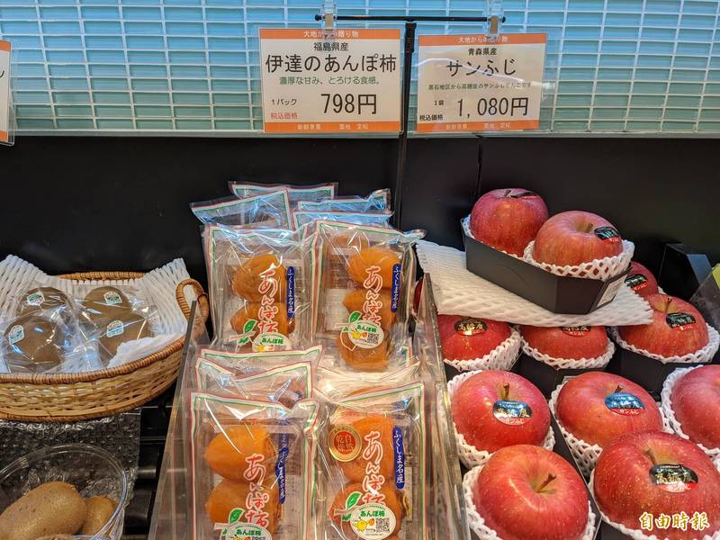 福島縣食品在日本超市非常常見，而且都標明產地。（記者林翠儀攝）