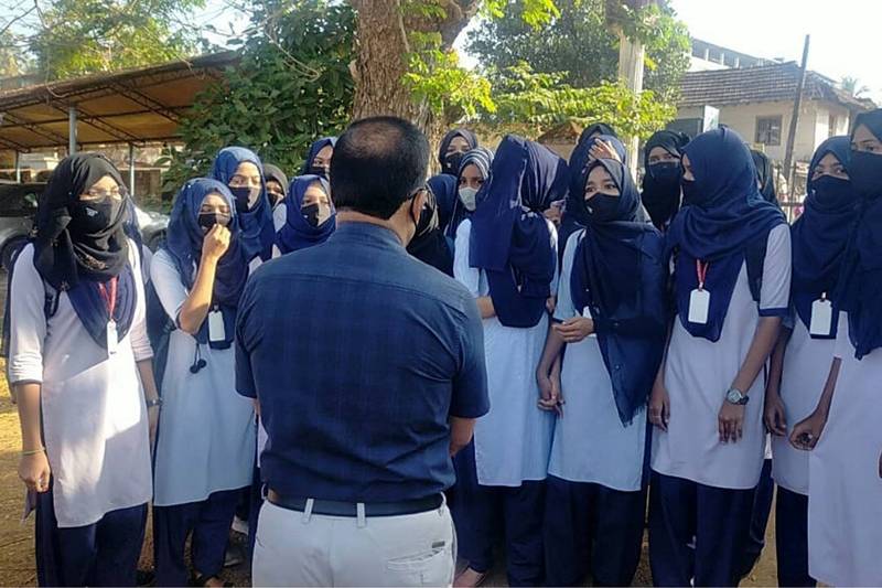 印度一所大学校院的穆斯林女学生4日戴上头巾齐聚在学校入口与校长争论能否戴传统头巾进教室。（美联社）(photo:LTN)