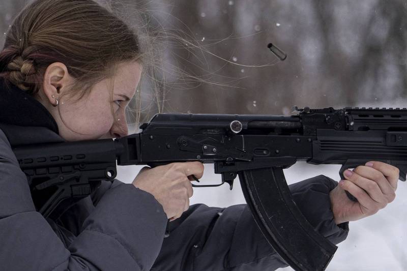 乌克兰平民近期开始涌跃参与军事训练，抵御俄罗斯的可能威胁。（美联社）(photo:LTN)