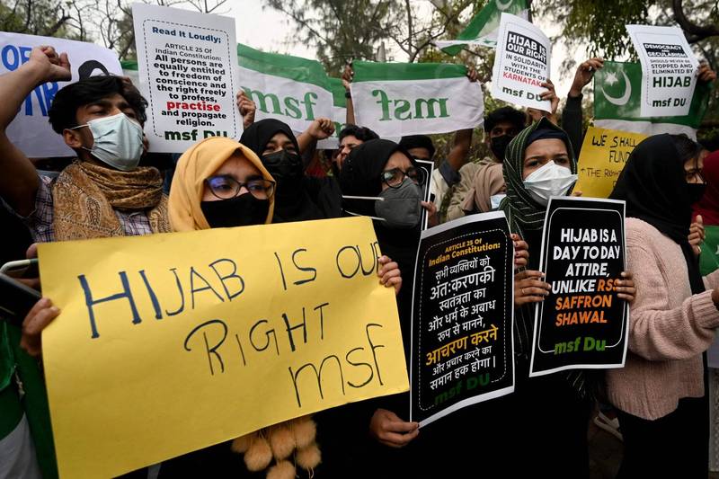 印度新德里群众8日示威高喊口号，抗议卡纳塔卡省（Karnataka）针对穆斯林女生戴头巾进校园的禁令。（法新社）(photo:LTN)