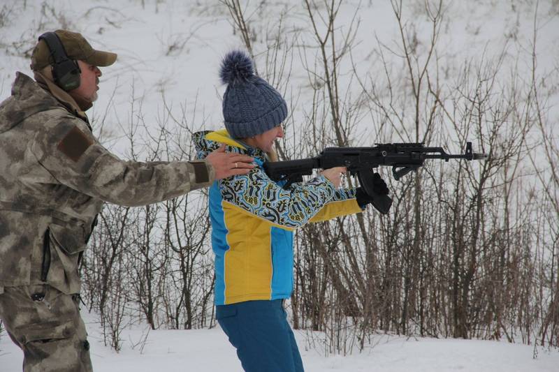 44岁建筑公司经理马卡罗娃在週末参加军事训练课程，学习如何开枪射击。（路透）(photo:LTN)