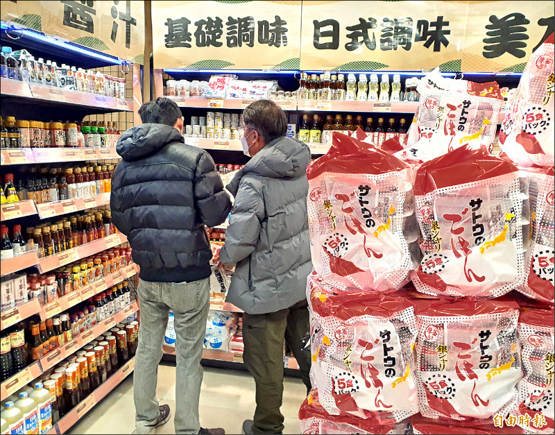 行政院昨宣布解禁日本福島等五縣食品進口台灣，圖為目前已進口上架販售的日本食品。（記者張嘉明攝）