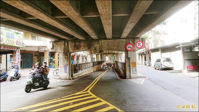 東門陸橋機車地下道將走入歷史。（記者洪瑞琴攝）