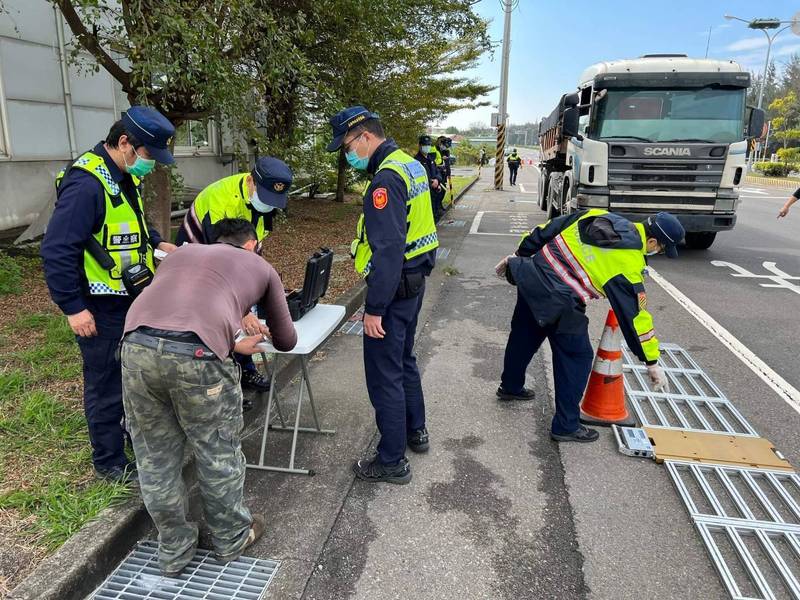 台南警方路檢查緝大型車輛有無裝設行車視野輔助系統及行車紀錄器，或設備功能有無正常運作。（圖由南市警六分局提供）