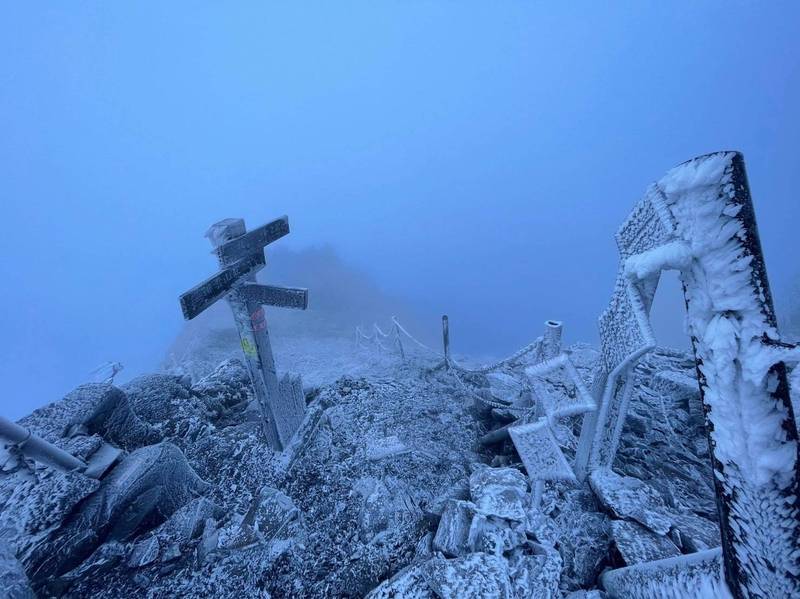 玉山清晨氣溫都在零下，雖未降雪，但高山區出現霧淞美景，銀白世界超「凍」人。（圖由山友林心聖提供）