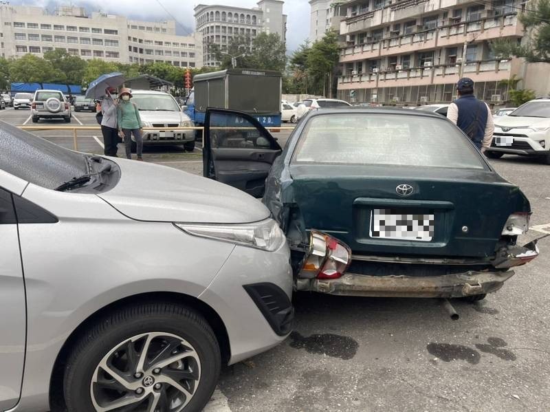 花蓮市今天下午發生一起車禍意外，7旬婦人連撞9輛車。（民眾提供）