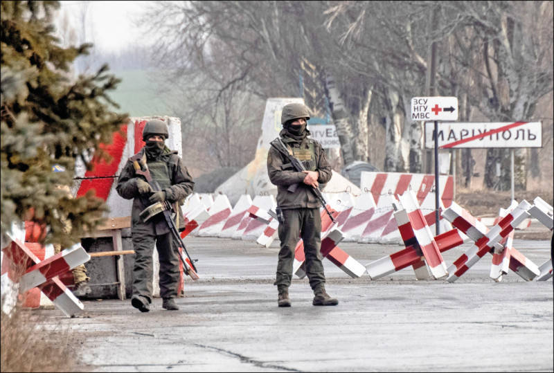 图为乌克兰士兵对可能进犯的俄军保持防守态势。（美联社）(photo:LTN)