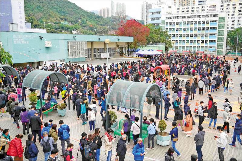 香港九日新增一一六一起武漢肺炎確診病例，創單日新高。圖為當地一處臨時檢測站大排長龍。（美聯社）