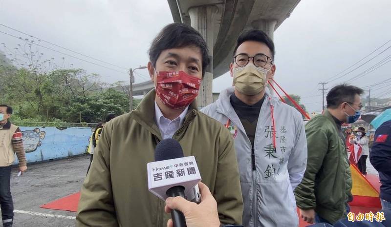 民進黨立委蔡適應（中）表示，中國飛機入侵馬祖東引領空的事情，從處理過程來看，軍方在東引布置的雷達、相關預警系統仍不足，他會要求國防部提出改進作為。（記者俞肇福攝）