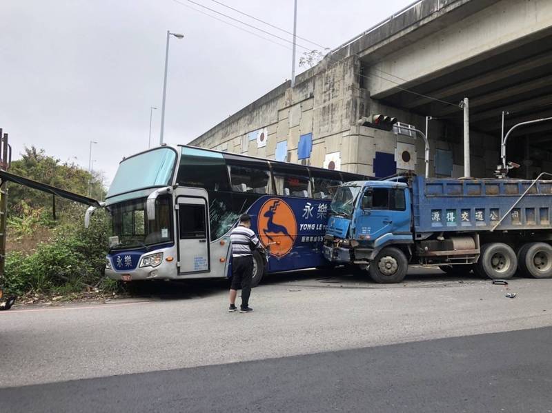 國道三號外埔高架橋下遊覽車與砂石車車禍，造成8人受傷送醫。（民眾提供）