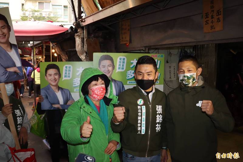 張銘祐（中）在新店蹲點已久，認為初選設婦保名額不公平。（記者翁聿煌攝）