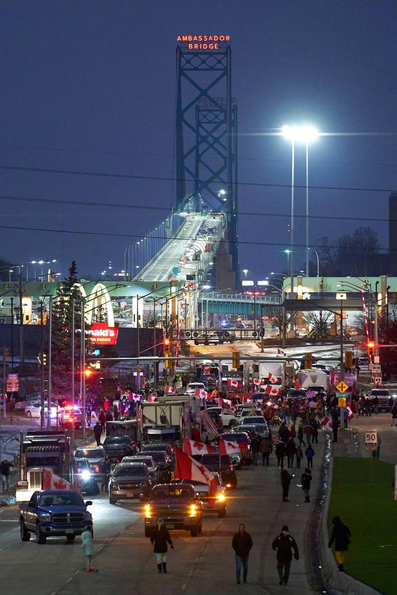 加拿大渥太华「自由车队」抗争行动的支持者9日集结与封锁通往美加两国东部重要边境关卡「大使桥」的道路。（法新社）(photo:LTN)
