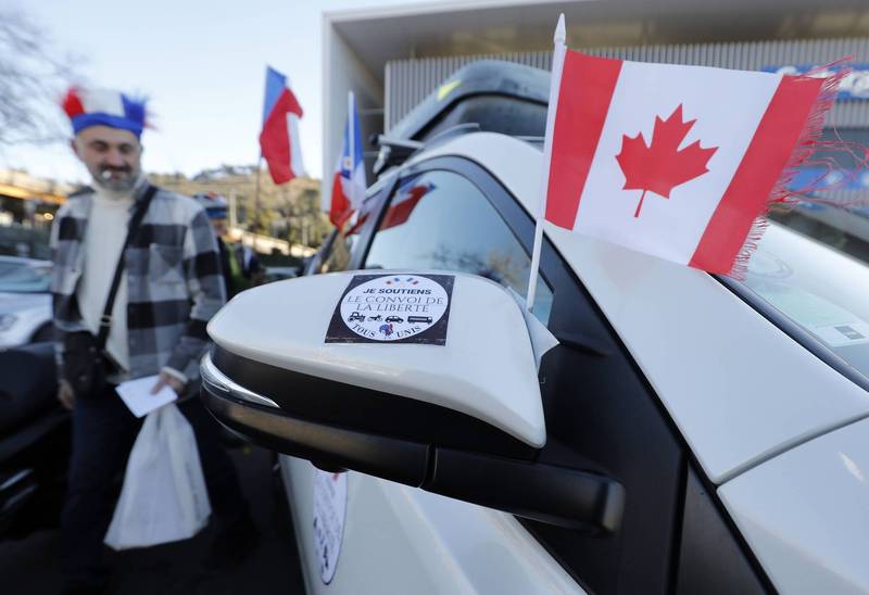 法版「自由车队」抗争行动的支持者9日在尼斯集结，一辆参加抗争的轿车除了在后照镜上贴着有「自由车队」字样的贴纸，一旁还插上该抗争发源地加拿大的国旗。（欧新社）(photo:LTN)