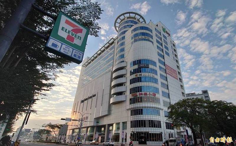 台南東區德安百貨商場大樓位在東區文化商圈。（記者洪瑞琴攝）