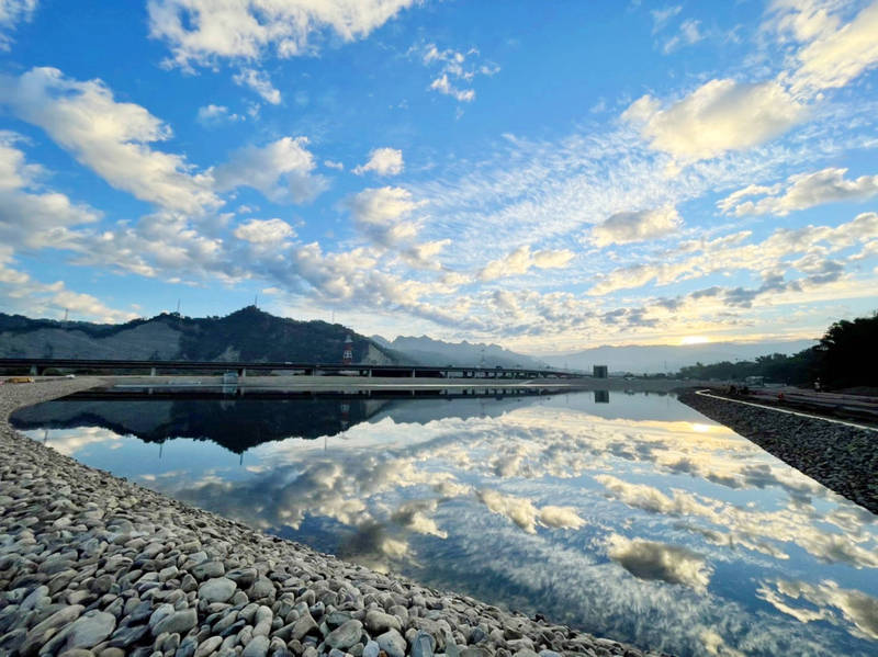 鳥嘴潭人工湖A湖區已蓄水，蓄水80萬噸，湖光山色十分美麗。（蔡培慧服務處提供）