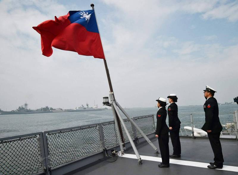 英国「经济学人资讯社」9日公佈2021年全球民主指数报告，台湾排名跃进，在167个评比国家中排名第8，为历年来调查中表现最佳。图为台湾海军「磐石号」给舰上官兵向国旗敬礼的画面。（法新社档案照）(photo:LTN)