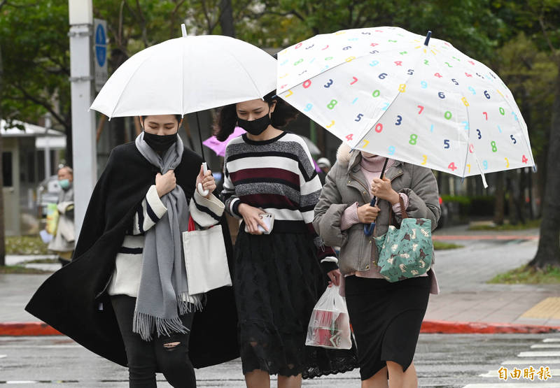 中央氣象局預報，未來10天將有兩道鋒面通過，下週日（13日）中午之後由北往南逐漸轉為有陣雨天氣，下週二元宵節當天清晨局部下探11至12度低溫。（資料照）