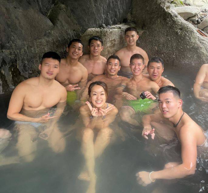台灣8男1女泡溫泉！他左手「水下握長條物」紅到國外去