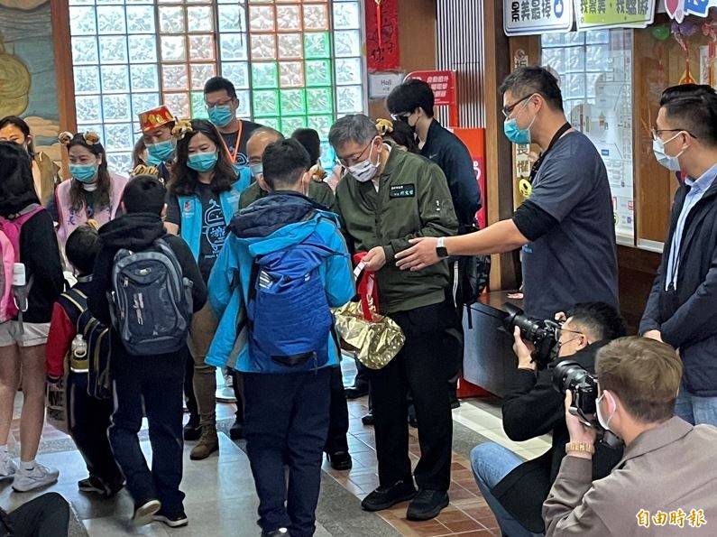 台北市長柯文哲今上午前往文山區景美國民小學視導學校防疫整備。（記者楊心慧攝）