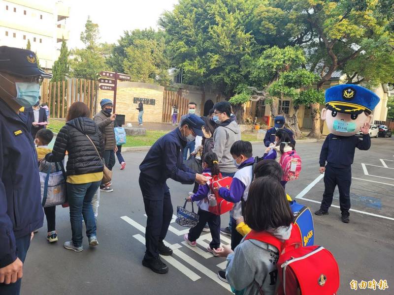 清水分局警察娃娃戴大口罩好吸睛。（記者張軒哲攝）