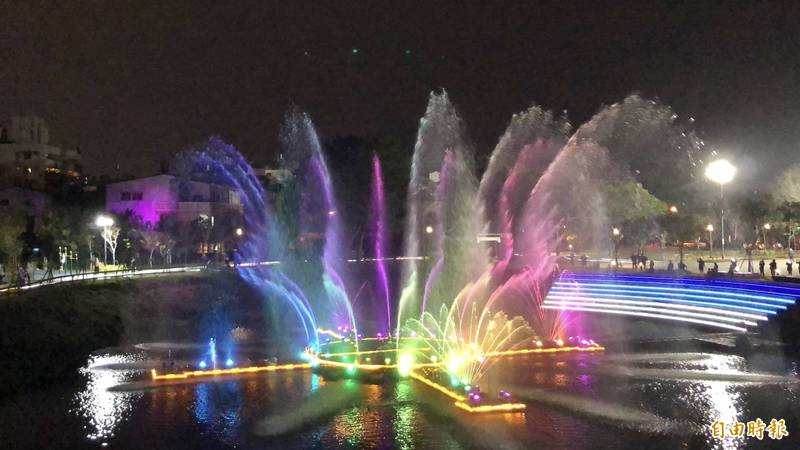 復興公園在今年屏東燈節規畫美麗的水舞燈光秀，持續至2月28日。（記者羅欣貞攝）