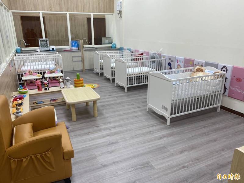 西螺公設民營托嬰中心設備完整，家長可利用資訊設備了解孩子在中心生活紀錄。（記者詹士弘攝）