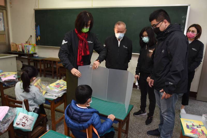 開學首日，縣長徐耀昌前往頭份市后庄國小關心學校防疫作為。（圖由縣府提供）