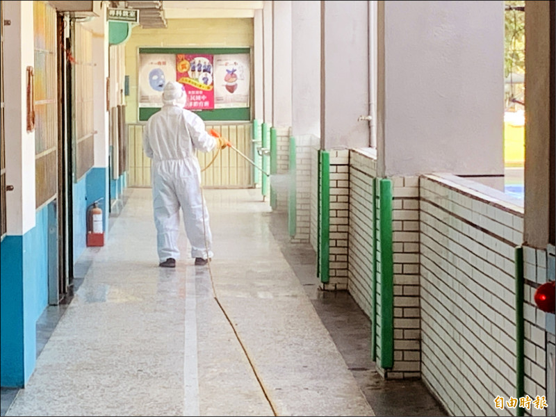 高市環保局人員到校園噴藥消毒。（記者方志賢攝）