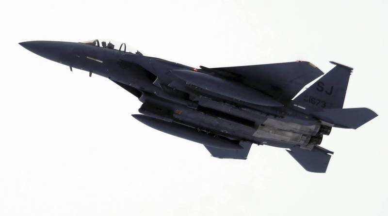 美軍F-15戰鬥機飛抵波蘭待命。（歐新社）