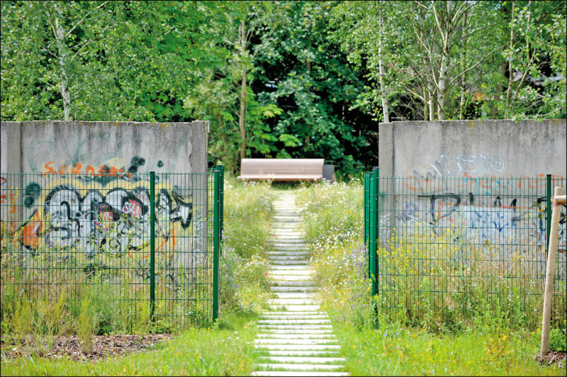 德国柏林东南部鲁道区（Rudow）一段冷战结束后残留的柏林围墙残骸。（法新社档案照）(photo:LTN)