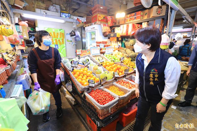 盧秀燕視察建國市場產地標示情形。（記者蔡淑媛攝）