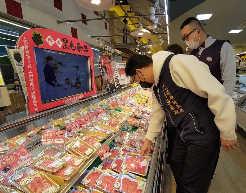 經發局前往稽查裕毛屋凱福登生鮮超市的日本進口食品。（記者蔡淑媛翻攝）