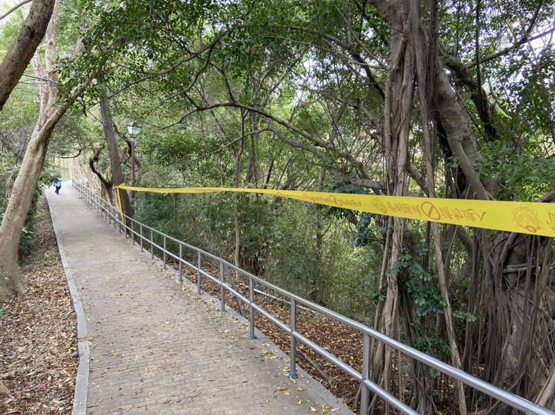 民眾前往高雄金獅湖公園散步，在步道旁斜坡發現人頭骨，警方立即到場圍起封鎖線和搜證。（民眾提供）