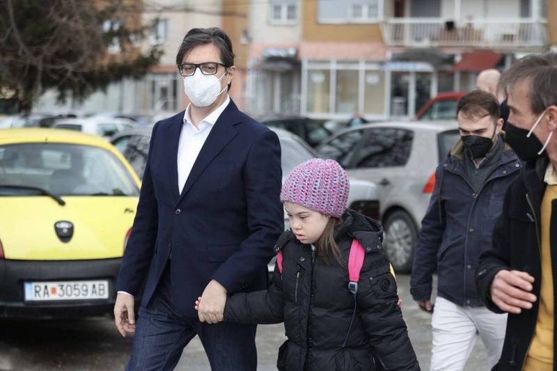 北马其顿11岁唐氏症女童阿德米在学校遭到霸凌，总统彭达罗夫斯基听闻此事后亲自牵着她的手去上学。（图撷自Stevo Pendarovski推特）(photo:LTN)