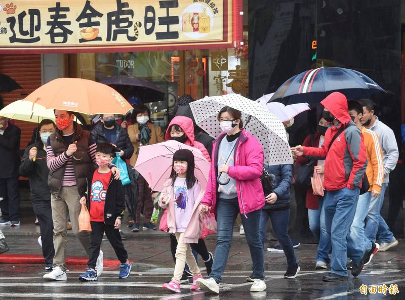 今日午後全台各地有雨，尤其中部以北跟宜蘭雨勢會越晚越明顯。（資料照）