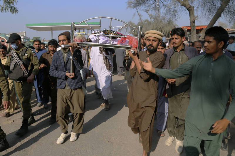 巴基斯坦东部一座偏远小村庄今（13）日传有男子遭指控亵渎古兰经（Quran），遭清真寺内暴民「石刑」致死挂树，警方获报到场未能及时救援。图为亲戚抬送男子尸首。（美联社）(photo:LTN)