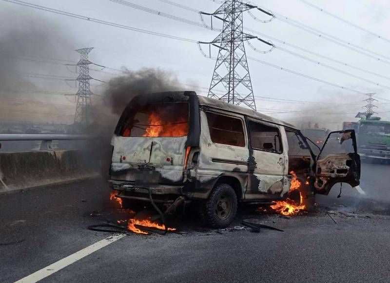 1輛廂型車今行經國3彰化路段時突然火燒車，車上祖孫3人車都還未停妥即跳車逃命，整輛車被大火吞噬，燒成廢鐵。（彰化消防局提供）