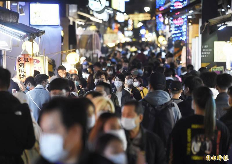 今年台北燈節移師士林舉辦，大量人潮湧入士林夜市。（資料照）