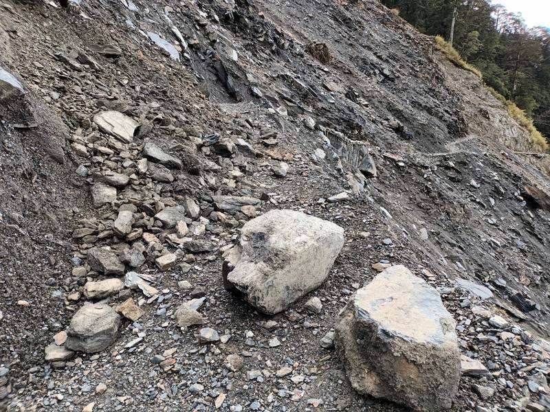 能高越嶺道西段10K崩塌災害已搶通，但仍不定時有落石。（天池山莊官網）