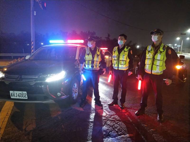 台南警方在沿線部署臨檢點，攔查欲車聚飆車的改裝車隊。（圖由南市交警大隊提供）