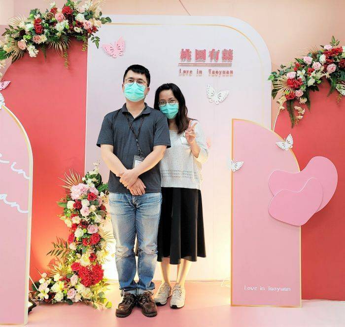 不少新人趁二月十四日西洋情人節登記結婚。（桃園市政府民政局提供）