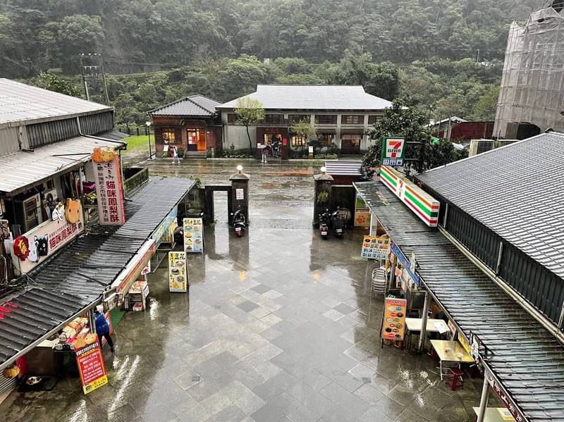 位於新北市瑞芳猴硐火車站外的7-11超商，因疫情影響下，昨晚（13日）吹起熄燈號，今天起不再營業。（圖為周朝南提供）