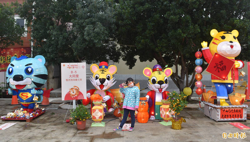 楊梅火車站前的楊梅創意花燈競賽展區，各式虎年花燈，吸引大人、小孩邊逛邊拍照。（記者李容萍攝）