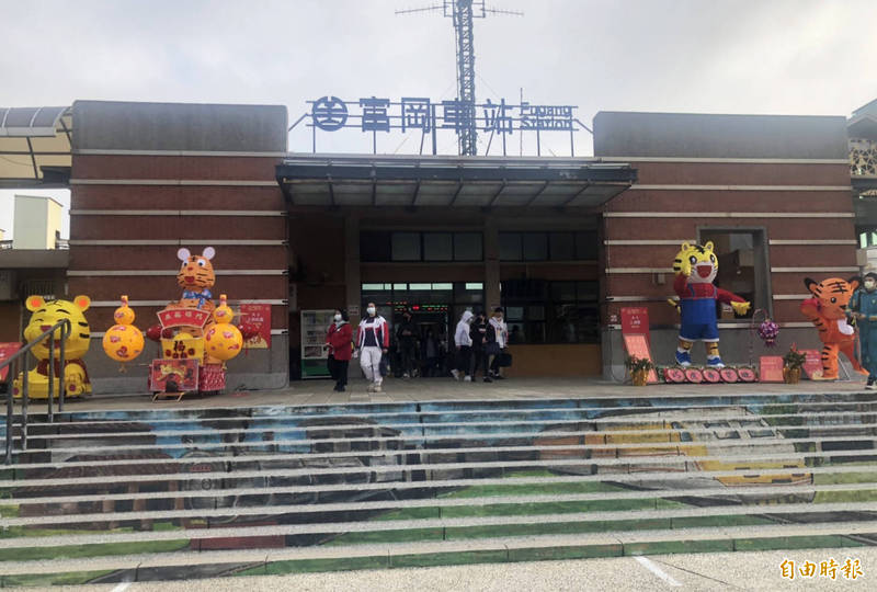 富岡火車站前的楊梅創意花燈競賽展區，各式虎年花燈，吸引大人、小孩邊逛邊拍照。（記者李容萍攝）
