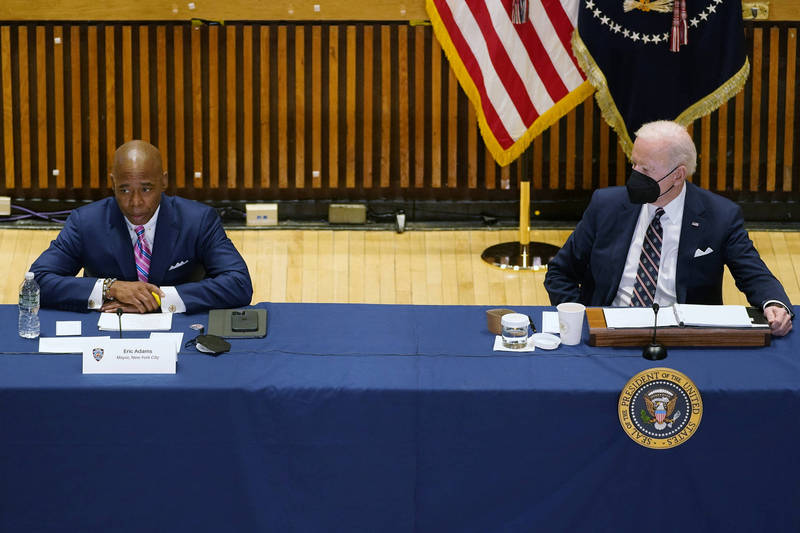 本月3日，美国总统拜登（右）亲赴纽约市与市长亚当斯（左）讨论市内枪枝犯罪等问题。（美联社）(photo:LTN)