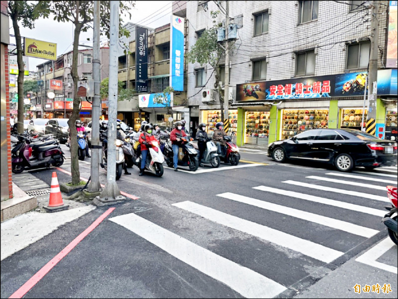 蘆竹區忠孝西路桃園街口至中正路間的路肩本就禁行汽、機車，但機車騎士長期以來將路肩當成車道違規行駛。（記者魏瑾筠攝）