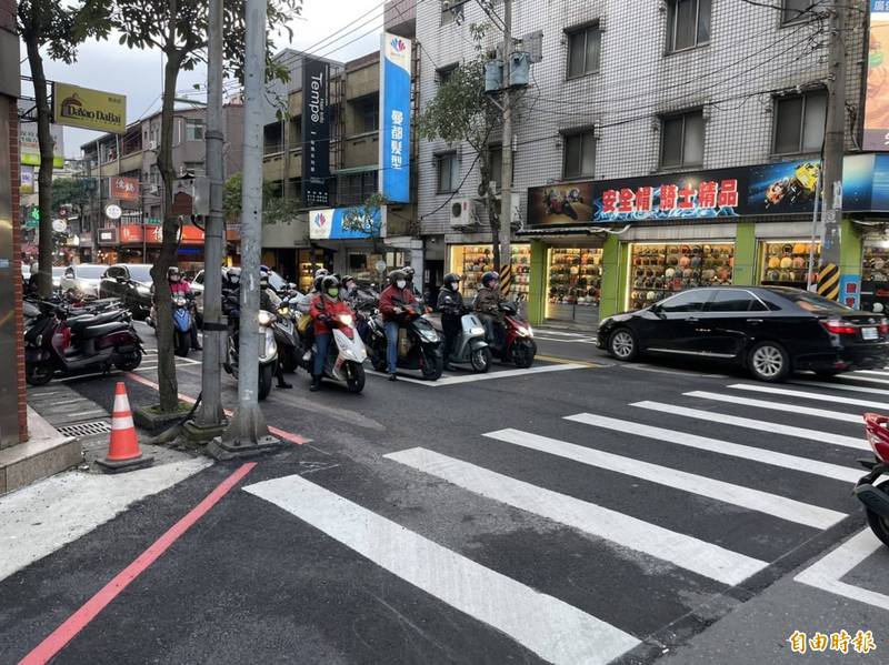 桃園市蘆竹區忠孝西路桃園街口至中正路間的路肩本就禁行汽、機車，但機車騎士長期以來將路肩當成車道違規行駛。（記者魏瑾筠攝）