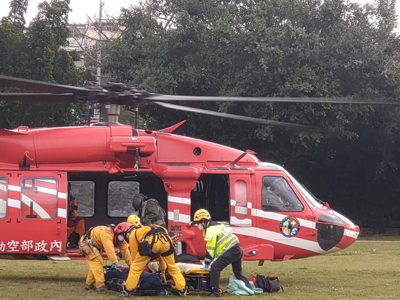 空勤隊出動直升機將受傷的郭男等2人送下山就醫。（記者歐素美翻攝）