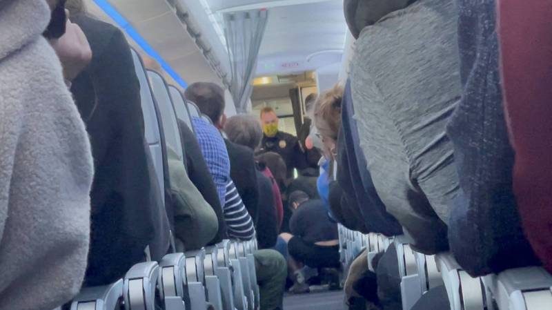 美国航空日前1架航班原定从洛杉矶飞往华盛顿特区，但因1名50岁男乘客「不守规矩」，週日临时转降堪萨斯市。（路透）(photo:LTN)